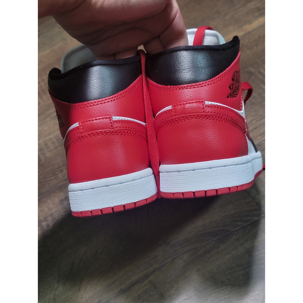 New Jordan 1 Mid‎ Chicago Black Toe Womens Size 6.5 Red Black White BQ6472-079 - Picture 3 of 5